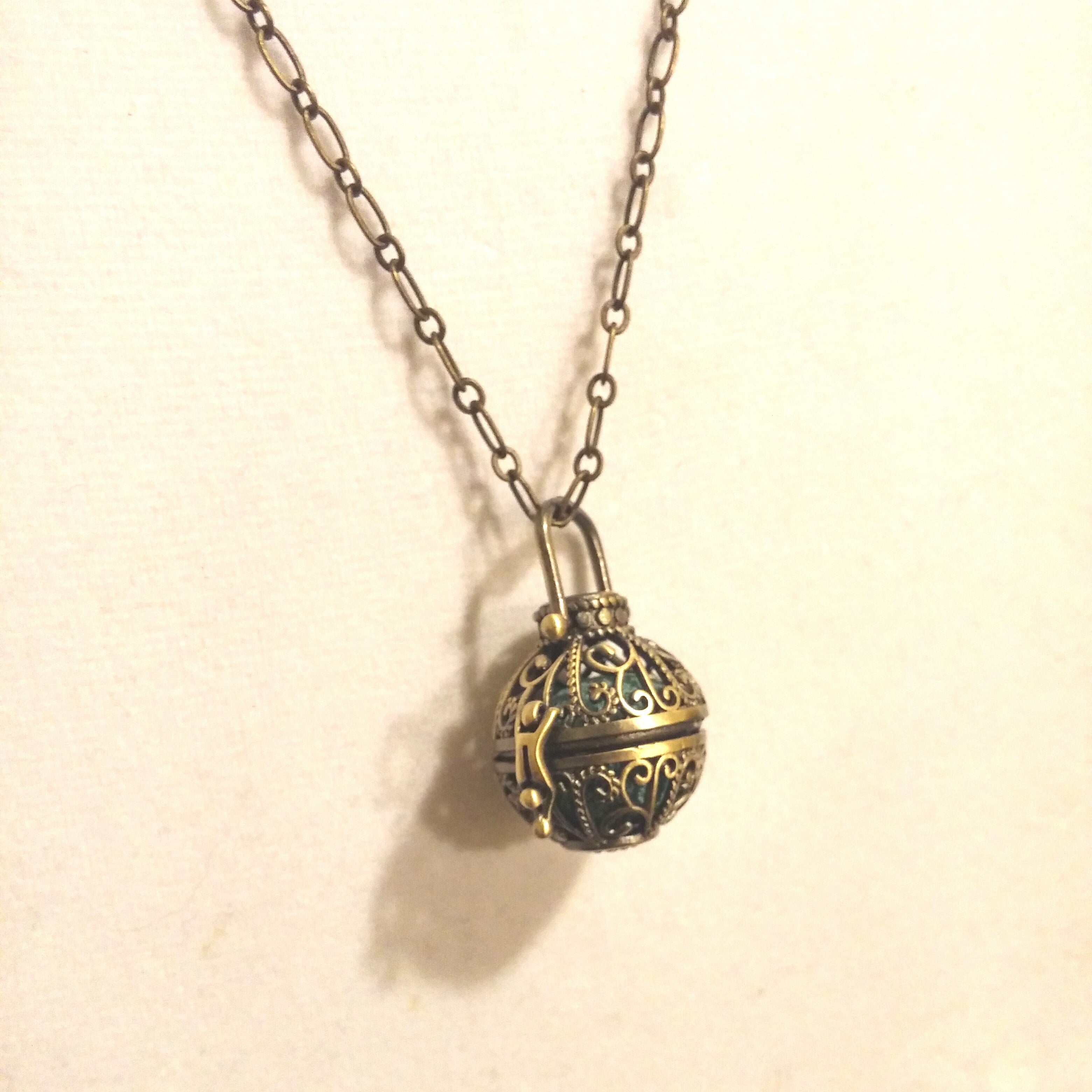 VINTAGE COLOERD BRASS ORNATE FILIGREE AROMATHERAPY DIFFUSER NECKLACE